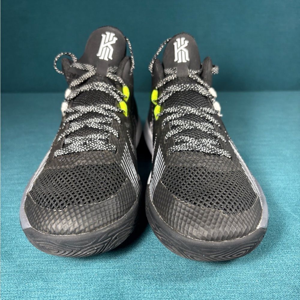 Size 5Y/6.5Women - Nike Kyrie Flytrap5 black shoes - Picture 4 of 8